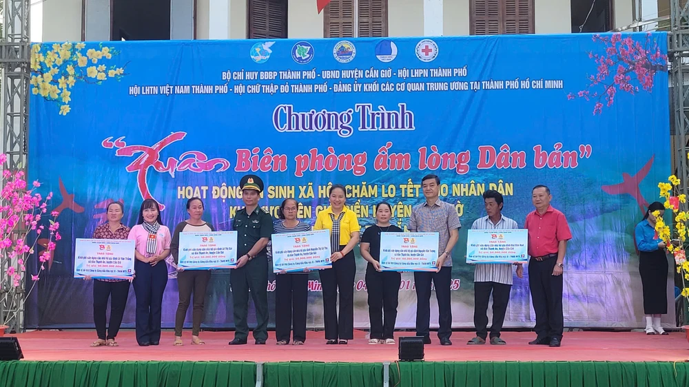 trao nhà cho xã đảo cần giờ.jpg