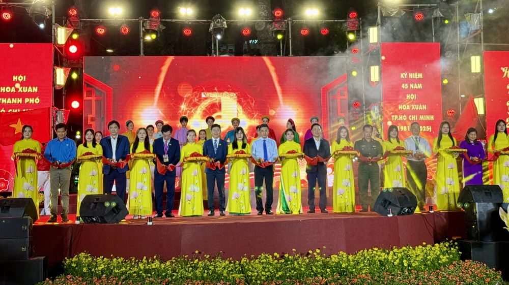 Nhiều tác phẩm độc, lạ được trưng bày tại Hội hoa xuân năm 2025