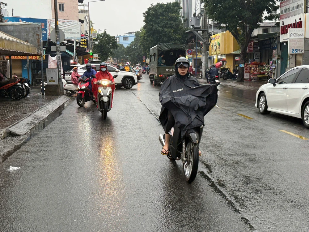 Trận mưa trái mùa 'lịch sử' chưa từng xảy ra ở TP.HCM