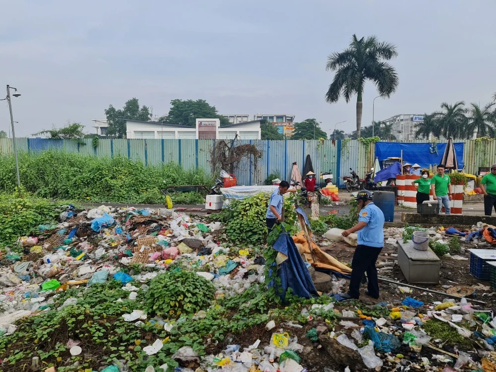 Sở TN&MT TP.HCM yêu cầu xử lý dứt điểm tình trạng ô nhiễm môi trường quanh chợ đầu mối