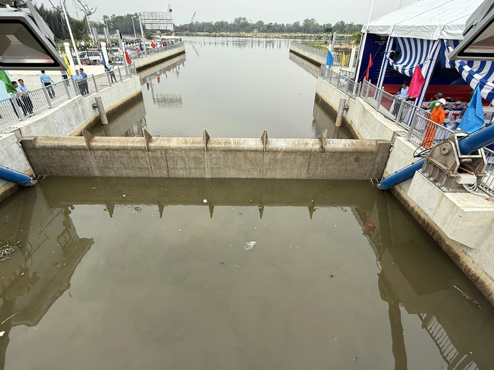 cống ngăn triều 3.jpg