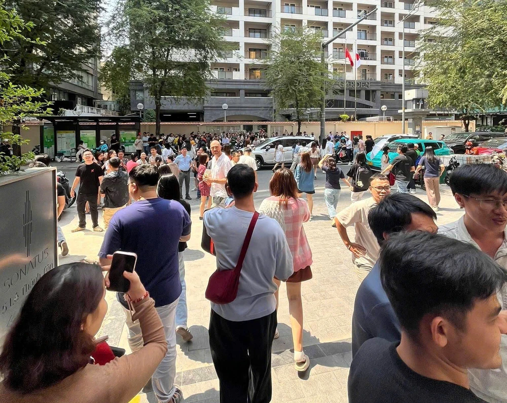 Nhiều người dân ở TP.HCM 'tháo chạy' vì rung lắc như động đất