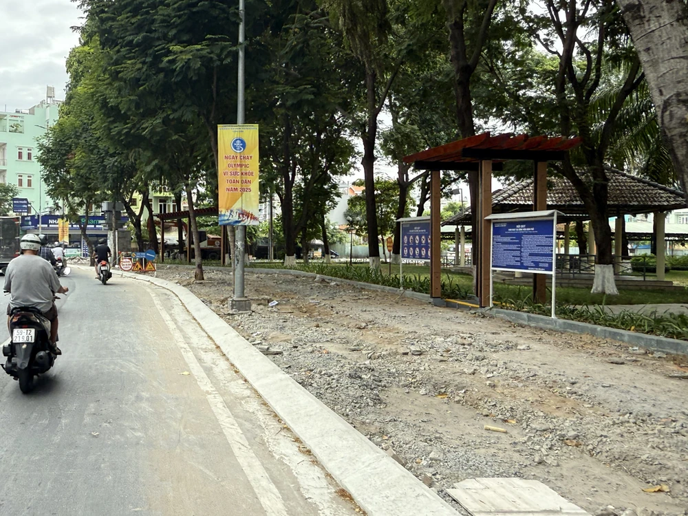 TP.HCM có 58 tuyến đường đang triển khai thi công nâng cấp, sửa chữa vỉa hè gây ảnh hưởng cây xanh. Ảnh: NGUYỄN CHÂU