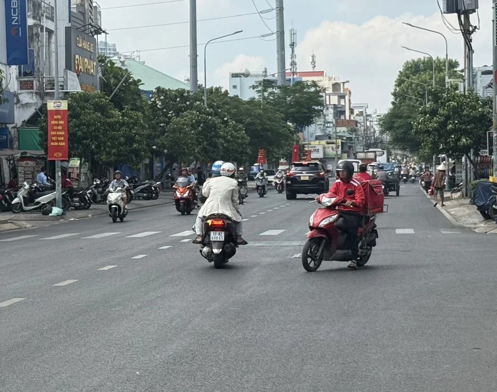 Người dân TP.HCM cảm nhận ngoài trời nắng nóng gay gắt trên 50 độ C, thực tế ra sao?