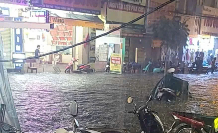 TP.HCM chuyển từ mùa khô sang mùa mưa, gây ngập nhiều nơi