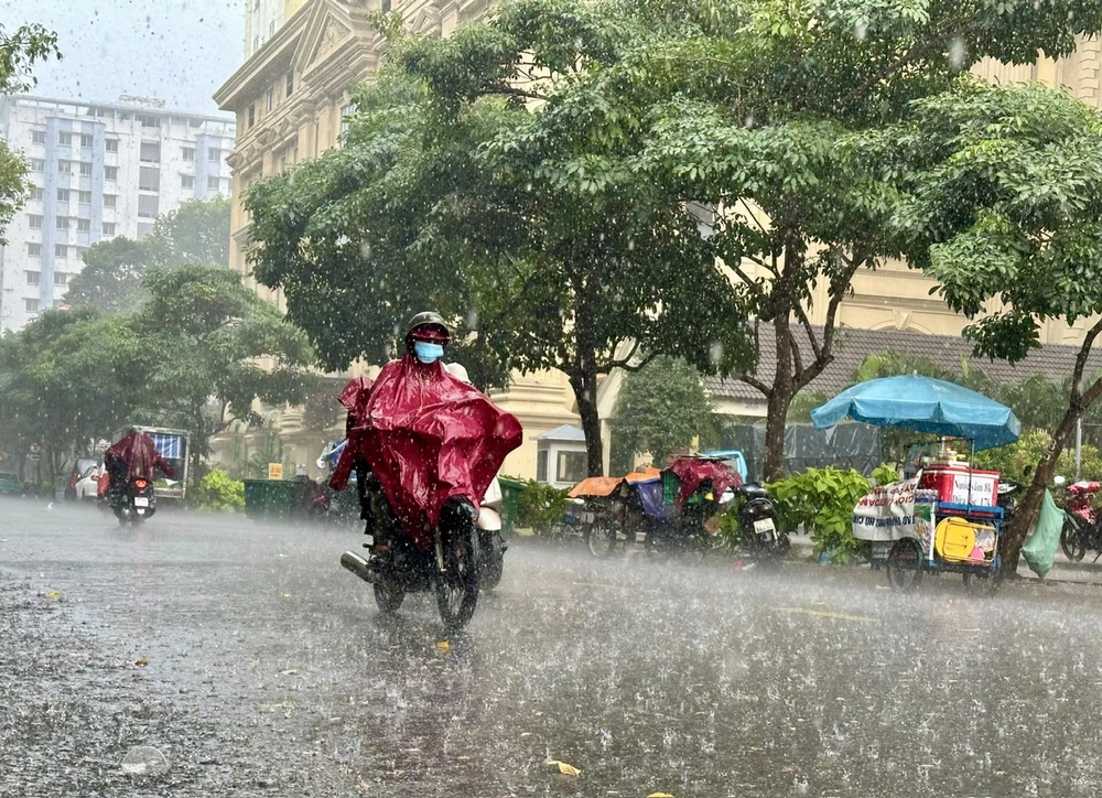 Mưa dông sẽ gia tăng ở các tỉnh Nam Bộ và TP.HCM do ảnh hưởng áp thấp nhiệt đới