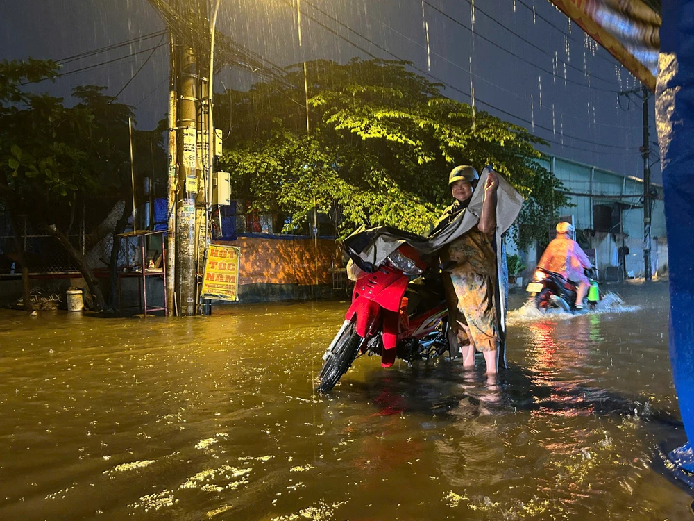 Mưa gây ngập nhiều nơi ở TP.HCM do ảnh hưởng bởi áp thấp nhiệt đới