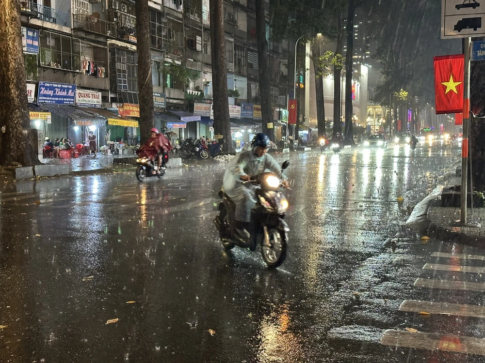 Nguyên nhân mưa lớn nhiều nơi ở các tỉnh Nam Bộ và TP.HCM