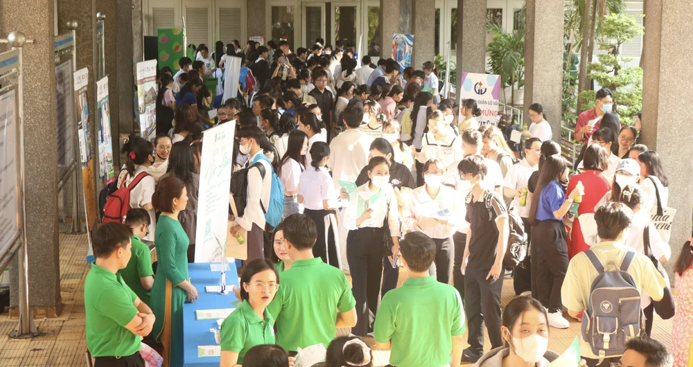 Gần 1.500 sinh viên ngành Điều dưỡng - Kỹ thuật y học tham gia ngày hội tuyển dụng