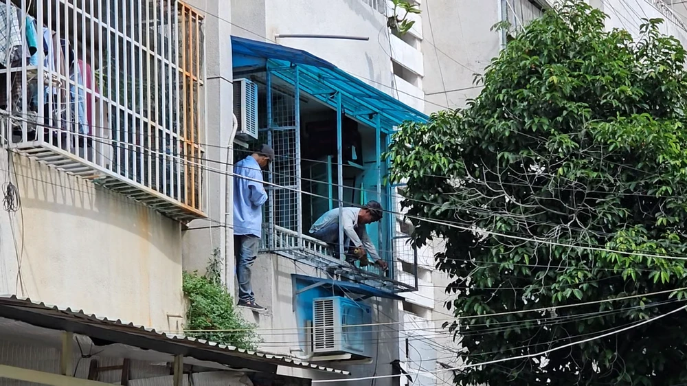 tháo chuồng cọp sau vụ cháy ở cư xá độc lập 1.jpg