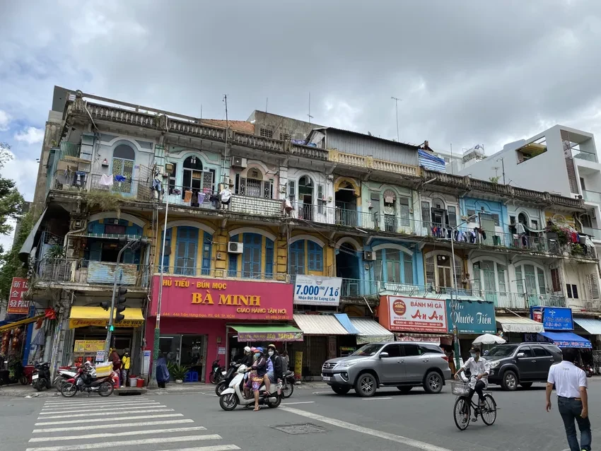 Người dân tại chung cư cũ trên đường Trần Hưng Đạo (TP.HCM) đã được di dời. Ảnh: NGUYỄN CHÂU