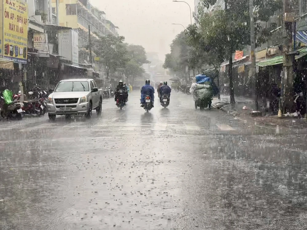 Trên biển và đất liền Nam Bộ xuất hiện dông, lốc do ảnh hưởng của bão số 3