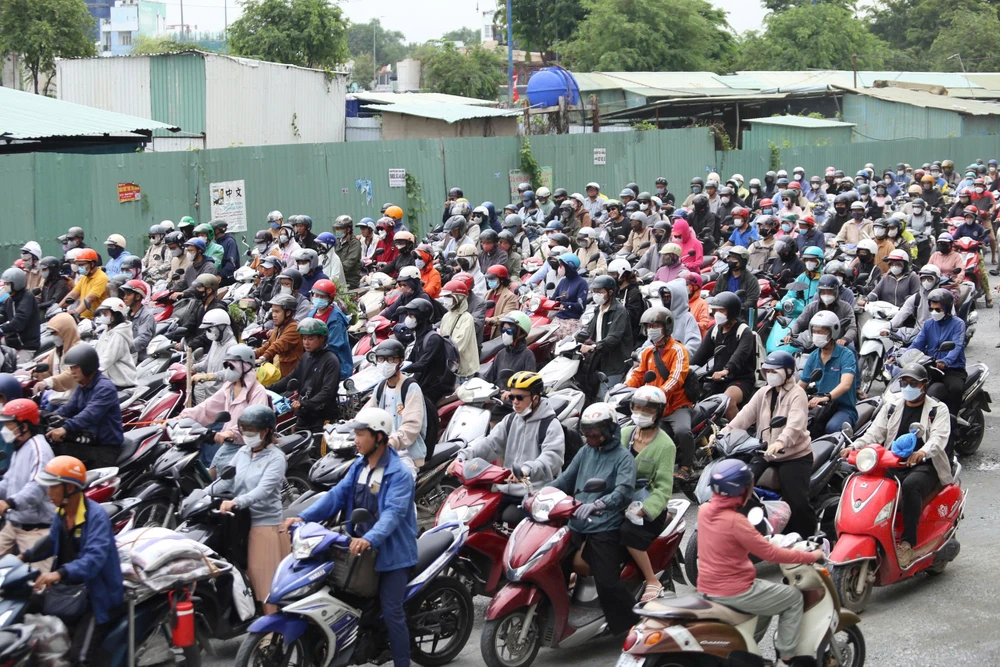 TP.HCM với khoảng 11 triệu chiếc xe, vậy làm thế nào để giảm ô nhiễm không khí?