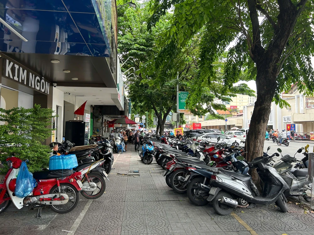 thu phí vỉa hè 2.jpg