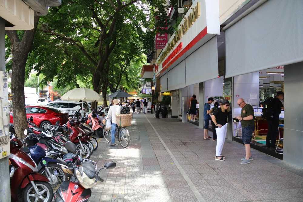 TP.HCM ngừng thu phí vỉa hè: Địa phương chờ đề án mới