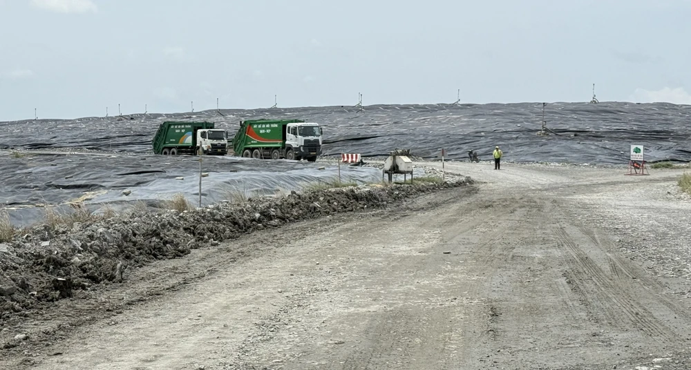 Vì sao bãi rác Đa Phước chỉ nhận rác vào buổi tối?