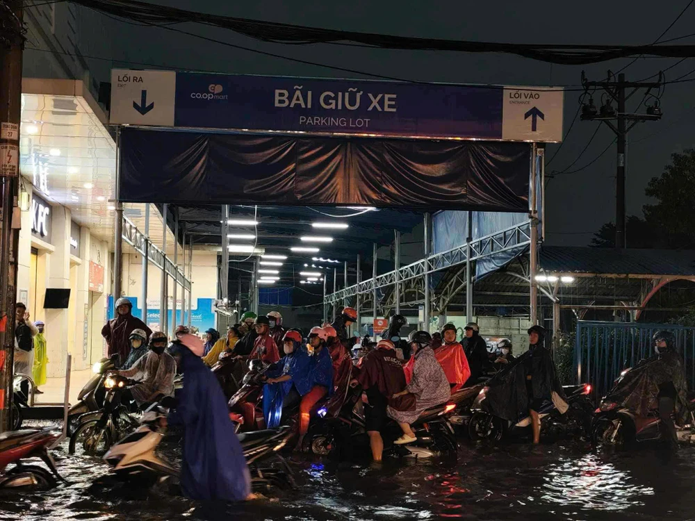 cơn mưa chiều đường Nguyễn Ảnh Thủ Hóc Môn.jpg