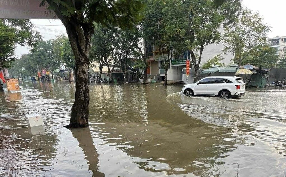 Triều cường đạt đỉnh kết hợp mưa gây ngập tại TP.HCM