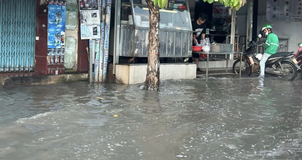 triều cường đường nguyễn văn khối.jpg