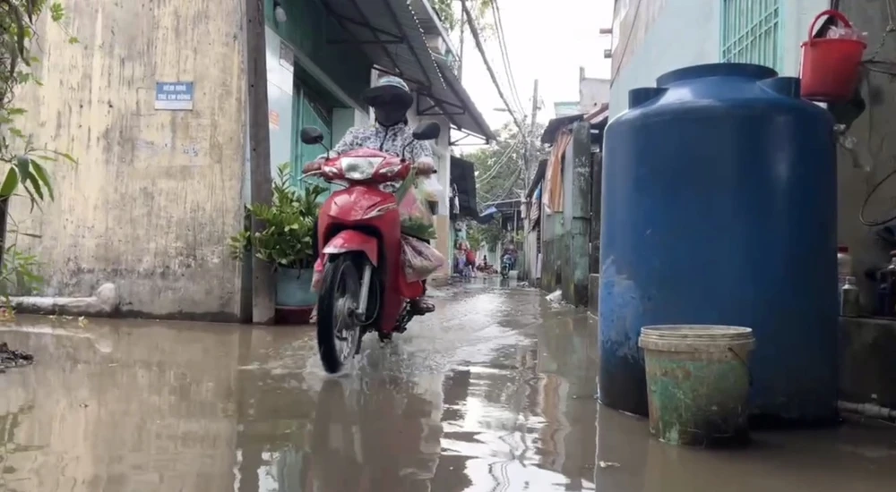 mưa lớn và triều cường gây ngập .jpg