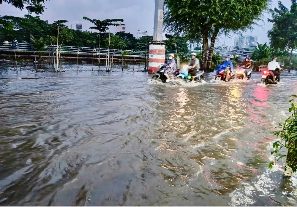 triều cường kèm mưa 1.jpg