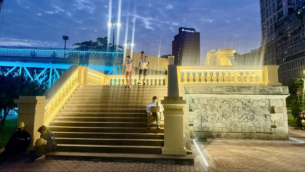 du khách tham quan dự án chiếu sáng.jpg