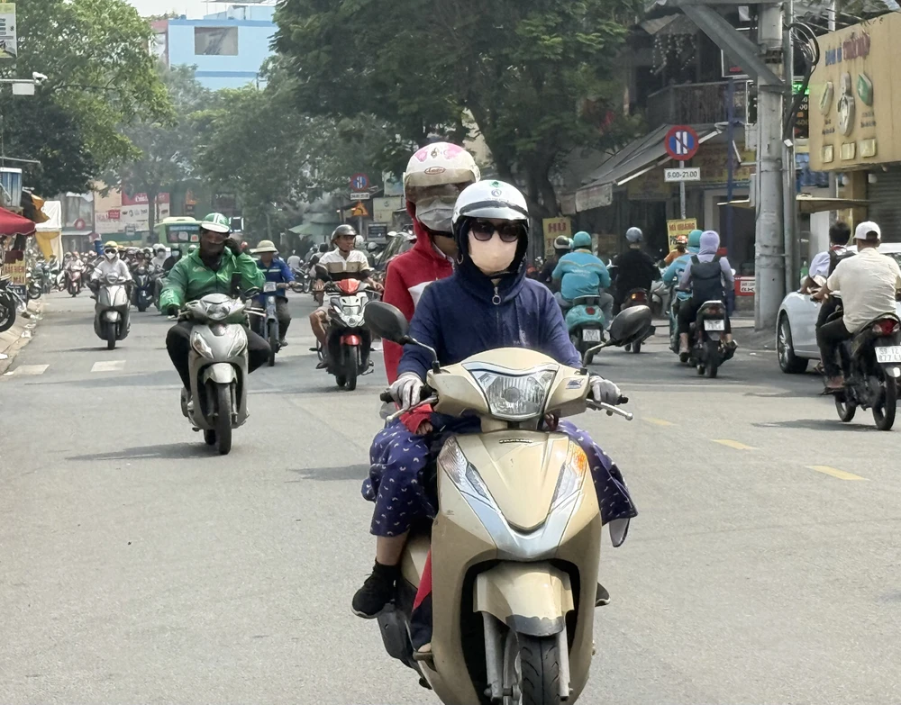 thời tiết TP.HCM mù mịt.jpg