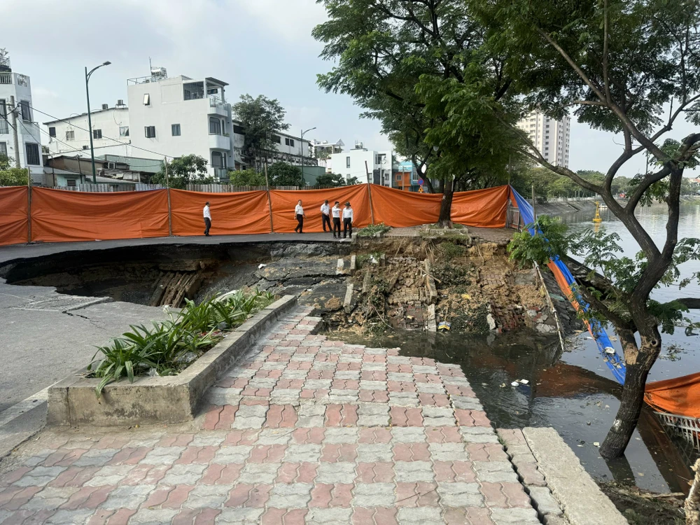 sụt lún ở phường chánh hưng.jpg