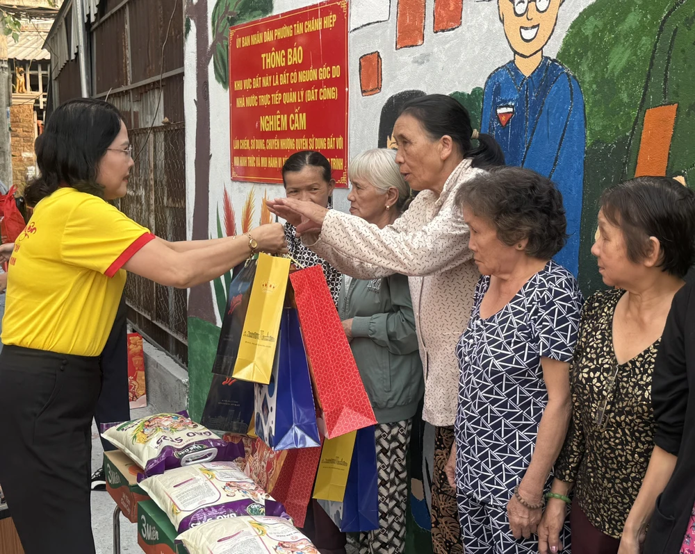 tặng quà cho phường trung mỹ tây.jpg