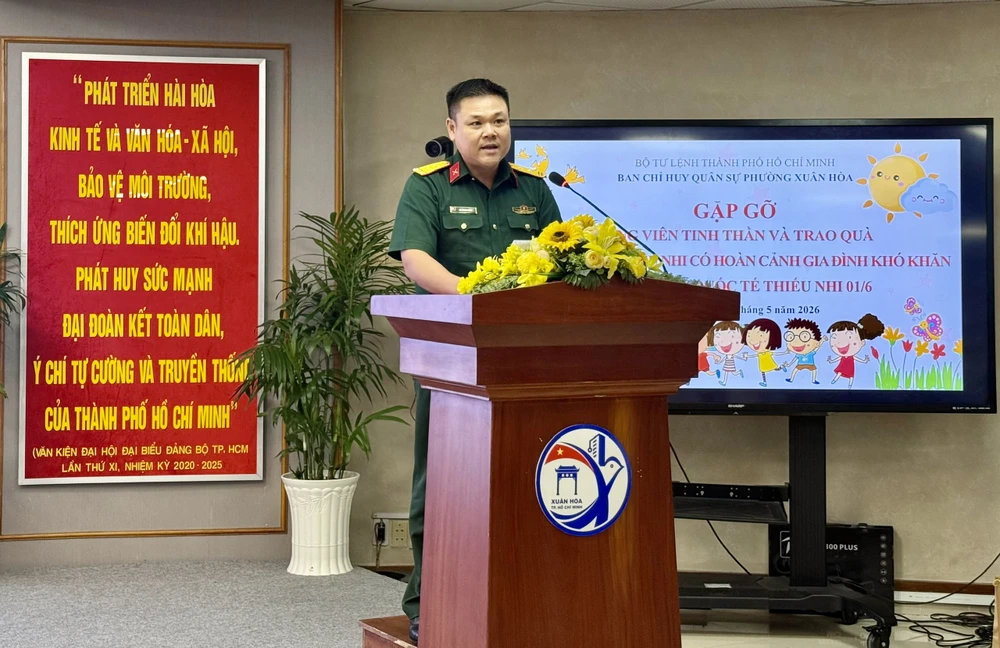 phường xuân hòa trao quà 1-6.jpg