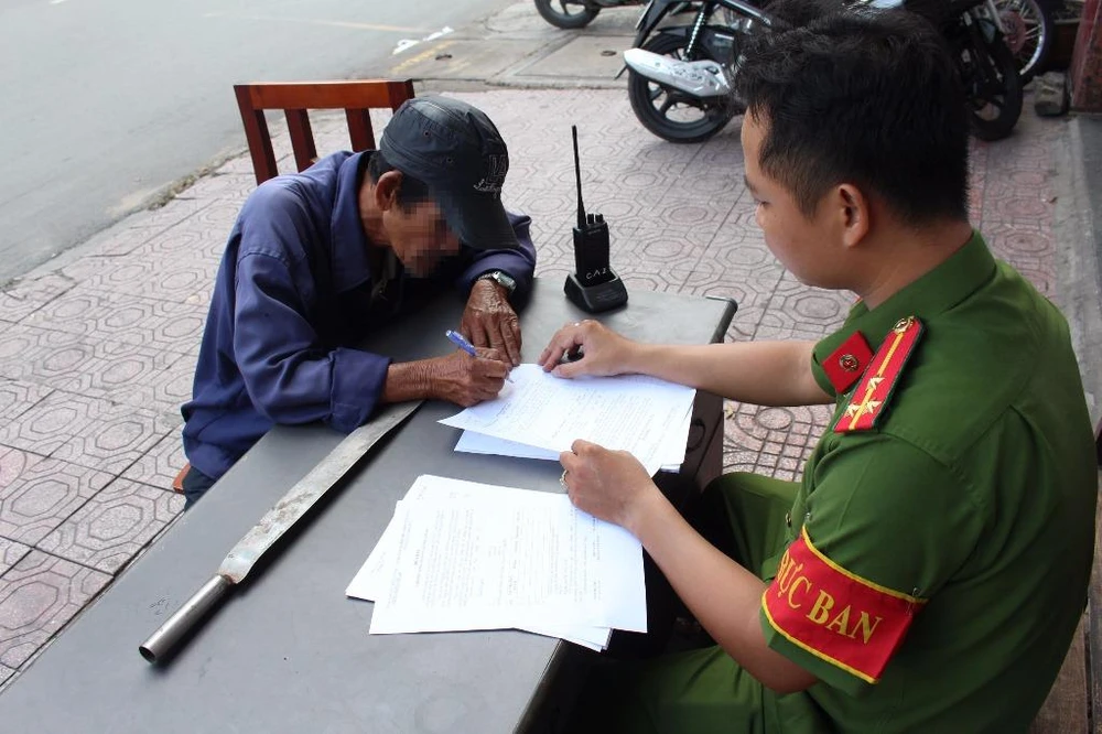 Người dân nộp 'hàng nóng' lấy quà tặng ảnh 2