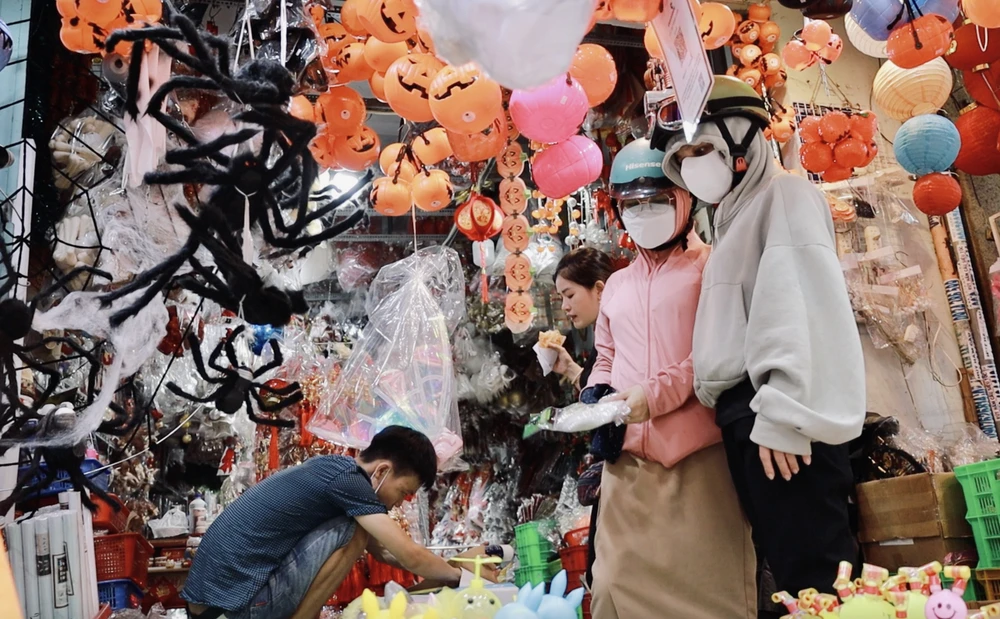 nhon-nhip-thi-truong-trang-tri-halloween-1.jpg