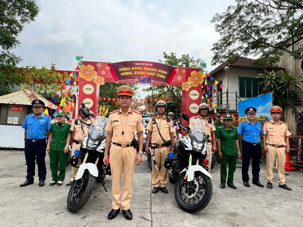CSGT TP.HCM lập trạm 'Tết nghĩa tình' tặng quà cho người dân về quê đón Tết