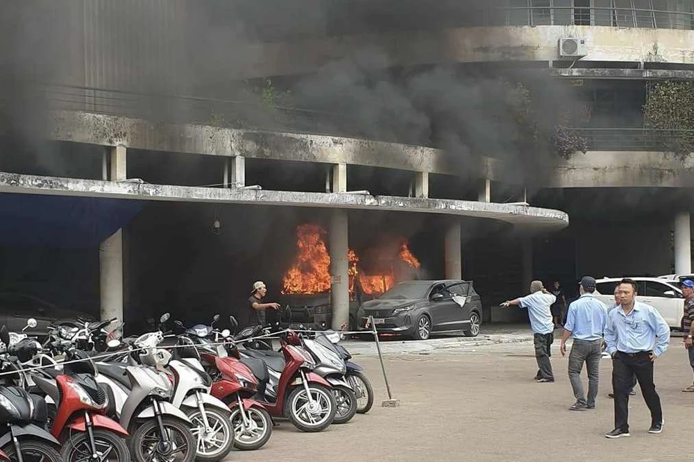 TP.HCM: Cháy xe cấp cứu ở bãi giữ xe quận 10, một người nhập viện