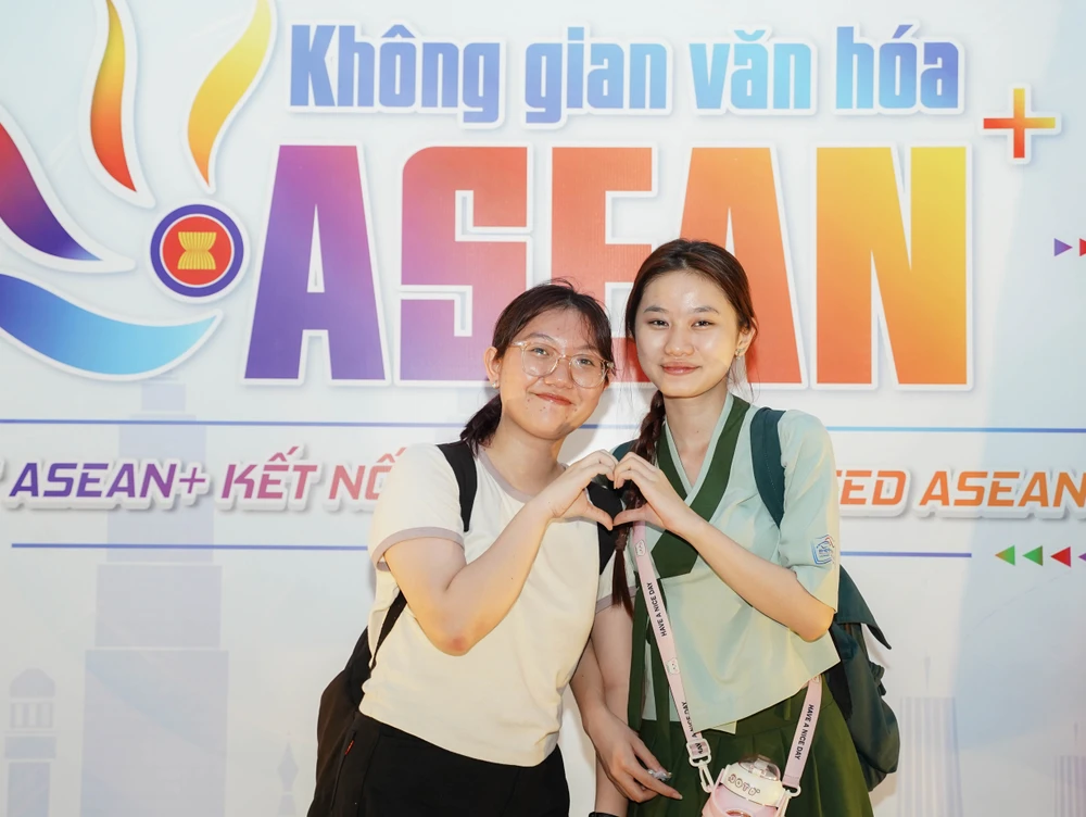 man-nhan-man-trinh-dien-da-sac-mau-tai-le-hoi-thanh-nien-tp-hcm-2024-post065.jpg