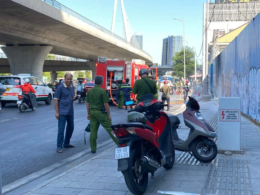xe-may-dang-chay-tren-duong-bat-ngo-boc-chay-post0.html.jpg