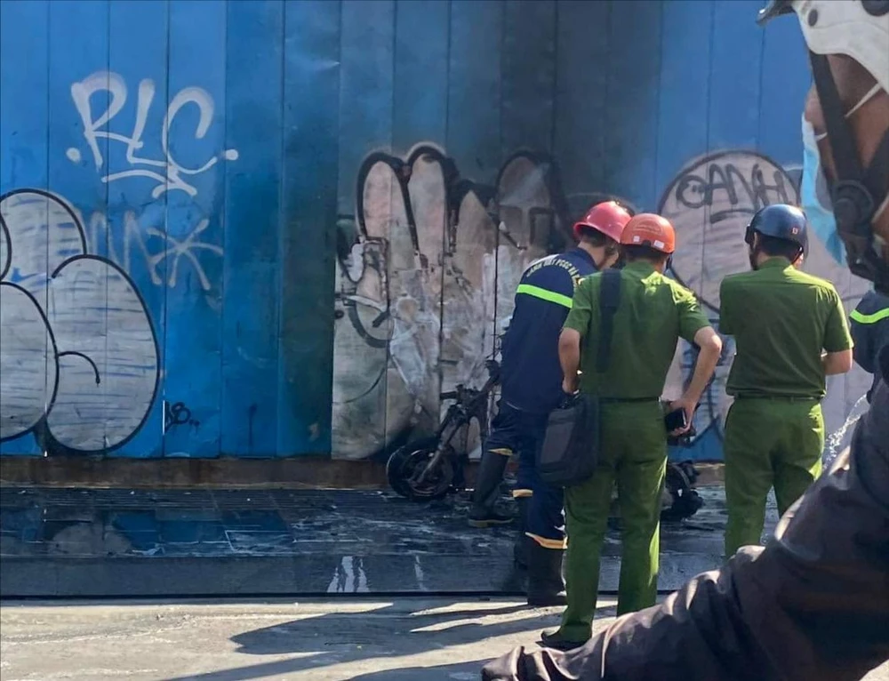 Xe máy đang chạy trên đường ở quận 1 thì bất ngờ bốc cháy