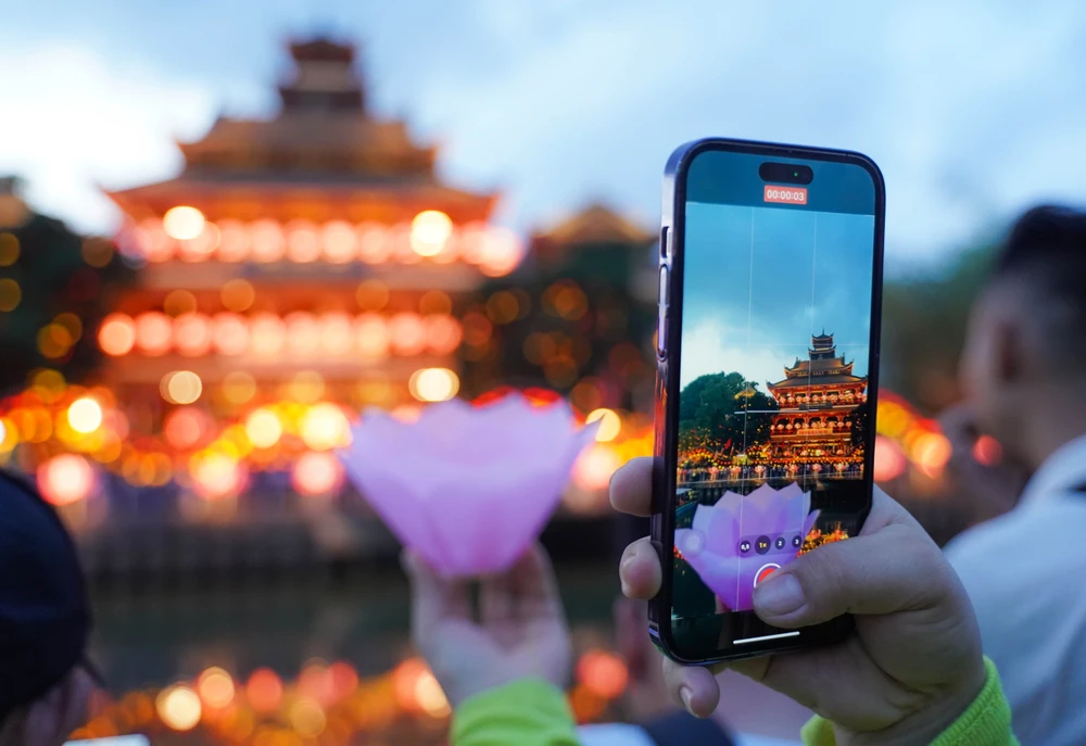 tp-hcm-hang-nghin-nguoi-den-chua-phap-hoa-du-le-hoa-dang-mung-dai-le-phat-dan-post0.html2