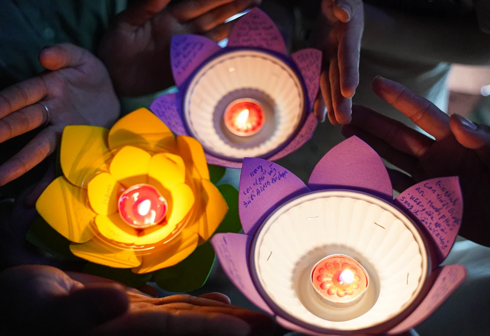 tp-hcm-hang-nghin-nguoi-den-chua-phap-hoa-du-le-hoa-dang-mung-dai-le-phat-dan-post0.html