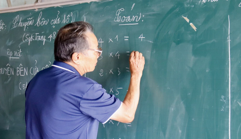 Lớp học đặc biệt cho học sinh khuyết tật của 30 thầy cô giáo về hưu