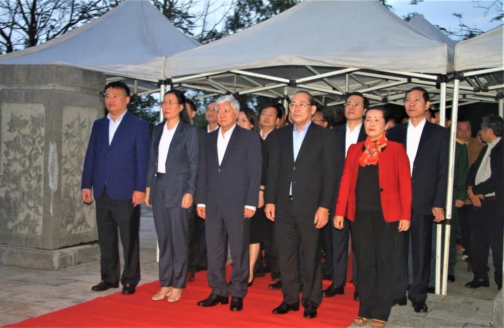 Ông Đỗ Văn Chiến dâng hương tại Khu mộ chí sĩ yêu nước Huỳnh Thúc Kháng