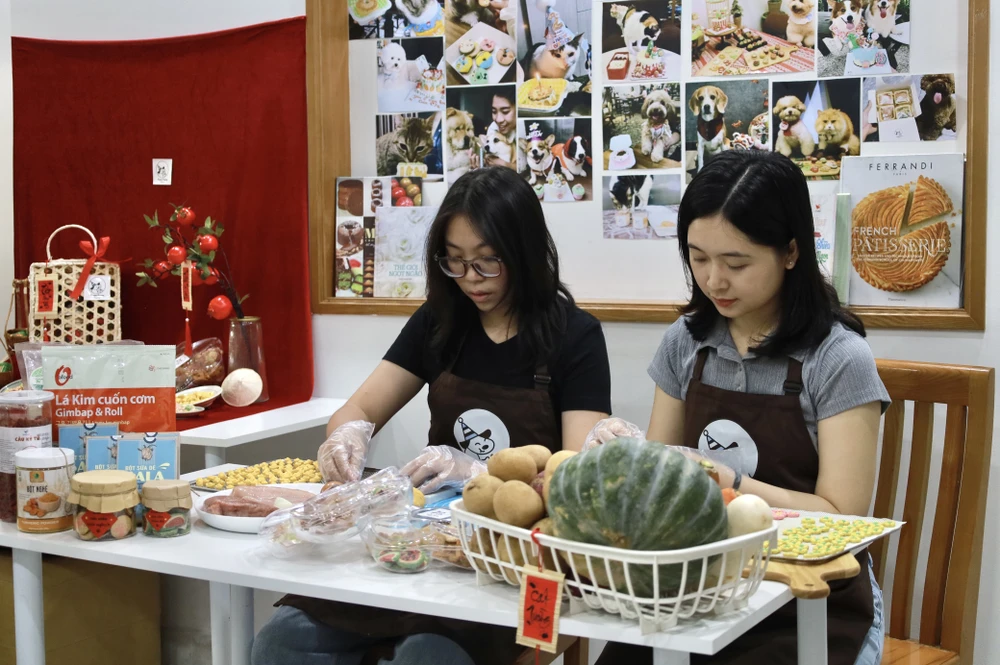 Bánh kẹo, mứt tết cho những ‘thực khách 4 chân’