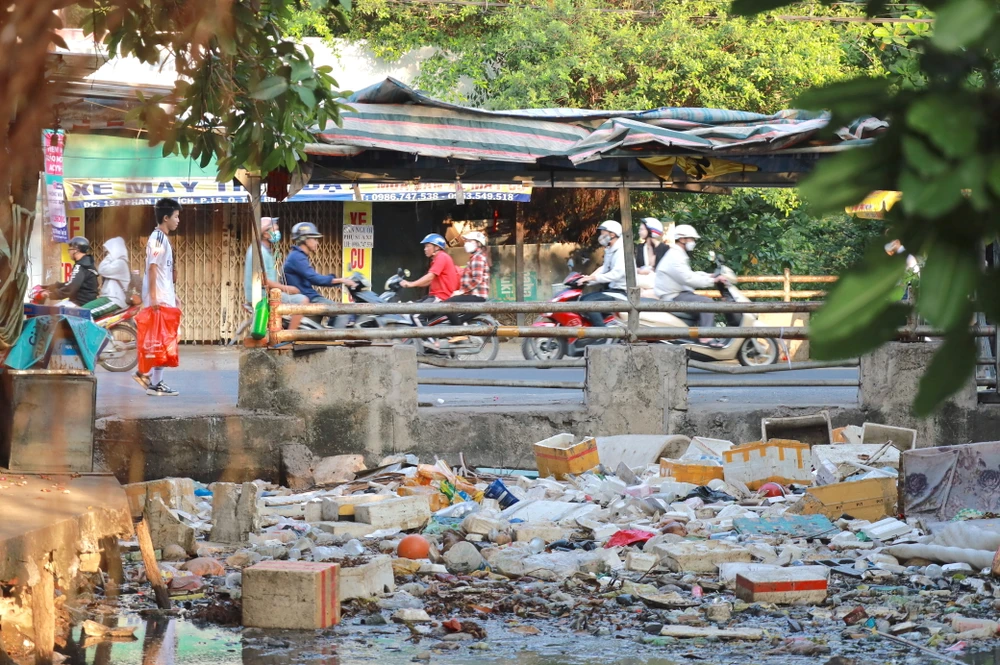 TP.HCM: Vật lộn với 20 tấn rác để trả lại sức sống cho kênh Hy Vọng