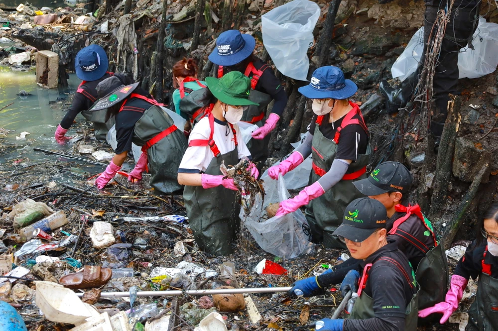 TP.HCM: Vật lộn với 20 tấn rác để trả lại sức sống cho kênh Hy Vọng