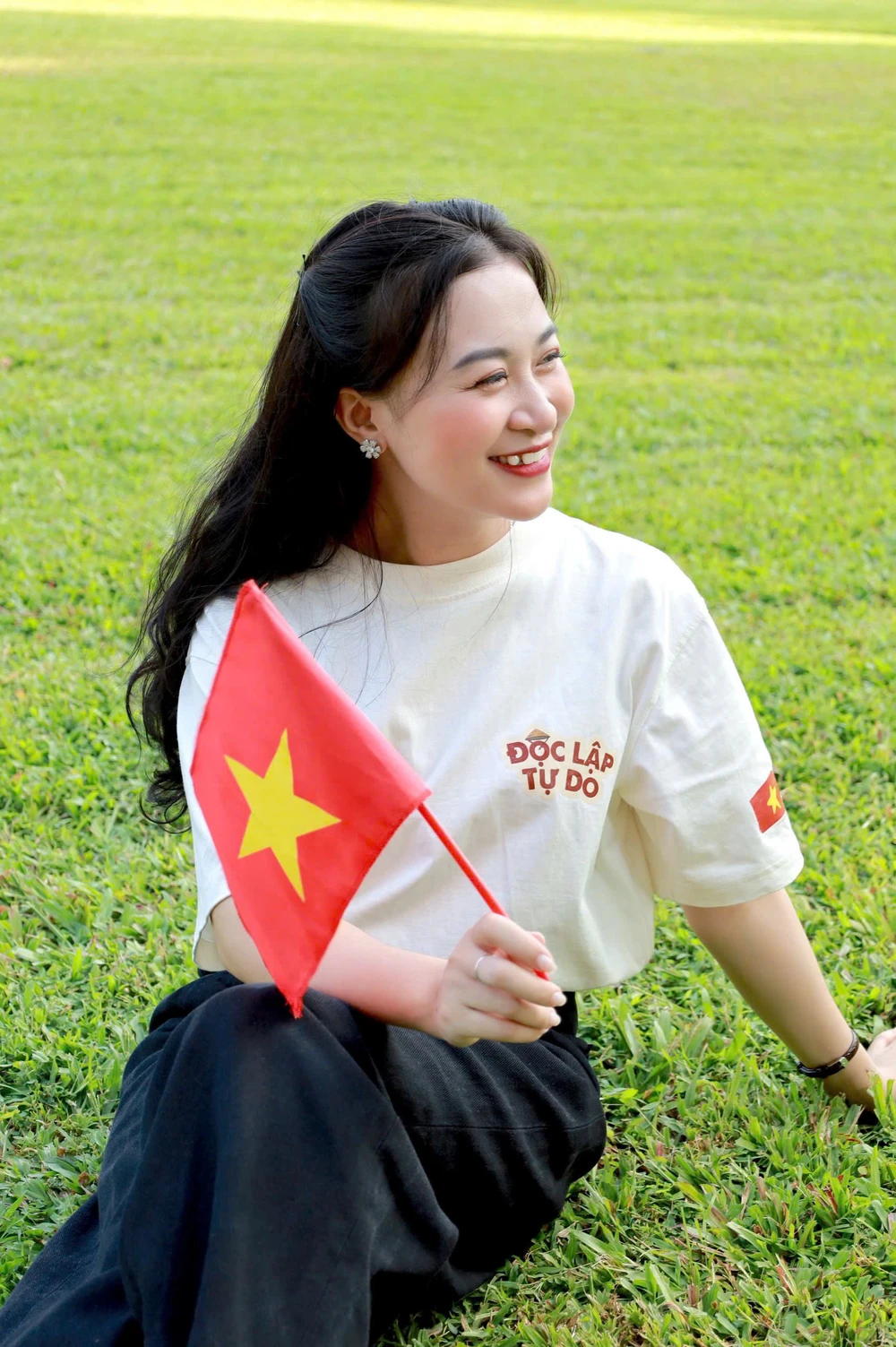 Giới trẻ háo hức đón 30-4: Tự hào trên từng chiếc áo, ly nước, kẹp tóc