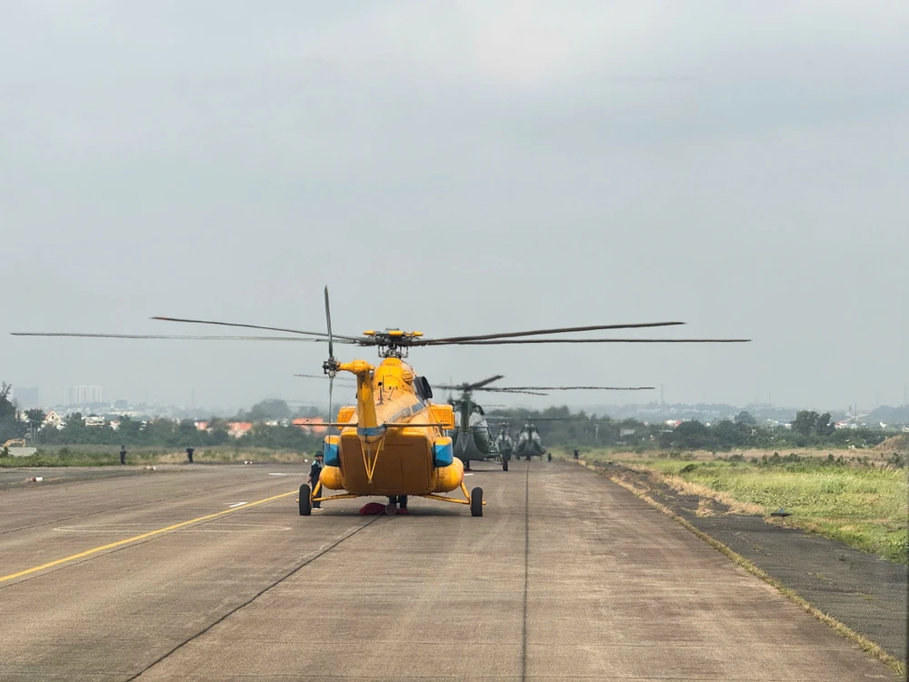 Ngắm trực thăng bay kéo cờ trên bầu trời TP.HCM cho lễ diễu binh 30-4