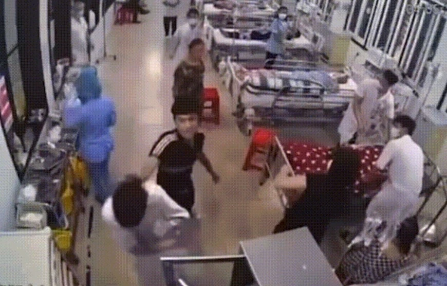 Nhân viên y tế lại bị hành hung: Khi hệ thống y tế cũng cần “bảo hộ”