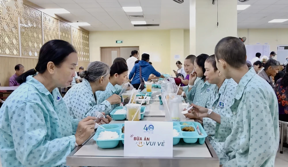 “Bữa ăn vui vẻ” tiếp sức người bệnh tại Bệnh viện Ung Bướu TP.HCM