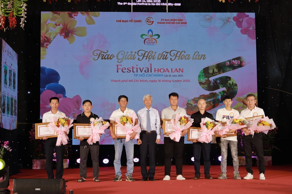 Phó Chủ tịch UBND TP.HCM trao giải cho các đội thi đạt giải Nhất hội thi hoa lan. Ảnh: DI LINH