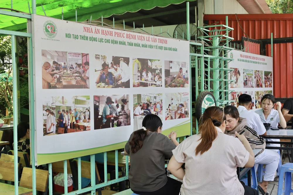 “Nhà ăn Hạnh Phúc 0 đồng”: Bữa cơm nghĩa tình giữa lòng bệnh viện